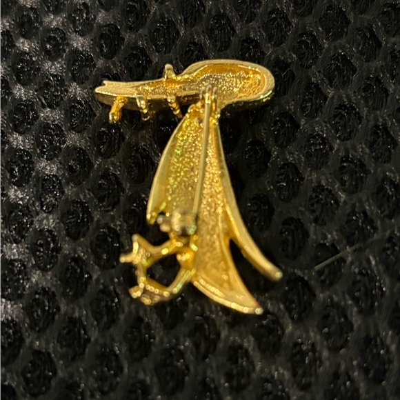 Vintage Gold Tone Pelican Brooch with Fish Accent - Nautical/ Coastal Chic - Picture 3 of 8